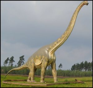 Ein Brontosaurus: so ähnlich (nur kleiner) soll der Mokele-Mbembe in Zentralafrika aussehen (Bild: gemeinfrei)