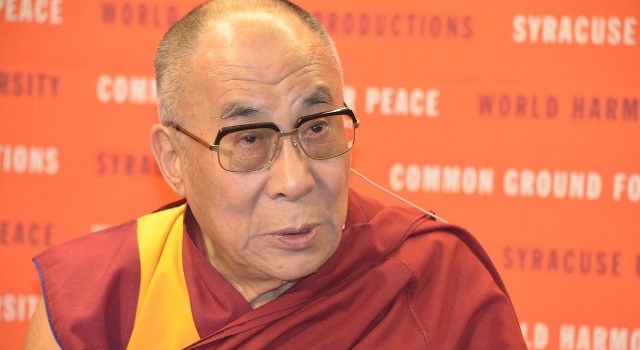 Der Dalai Lama (hier 2012) sieht auch in Außerirdischen Brüder (Bild: gemeinfrei)