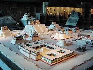 Rekonstruktion des "Allerheiligsten" von Tenochtitlan im Nationalmuseum für Anthropologie in Mexiko-City (Bild: L. A. Fischinger)