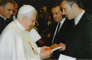  Papst Benedikt XVI. und Lars A. Fischinger