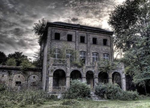 Die "Geister-Villa" Haus Fühlingen in Köln steht vor dem Umbau (Bild: Ch. Wellmann)