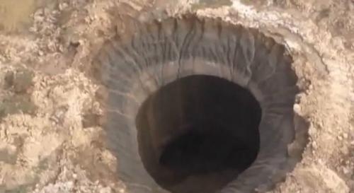 Der rätselhafte Krater in Sibirien - das echte "Sommerloch 2014". Nun ist das Rätsel seiner Herkunft offenbar gelöst. (Bild: Bulka/YouTube)