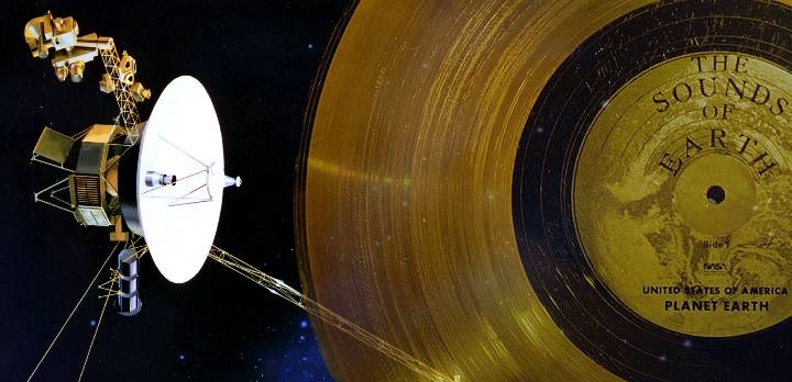 Künstlerische Darstellung der Raumsonde "Voyager" - sowie die an Bord angebrachte goldene Schallplatte mit Botschaften an Außerirdische (Bild: NASA/JPL/gemeinfrei / Montage: L. A. Fischinger)