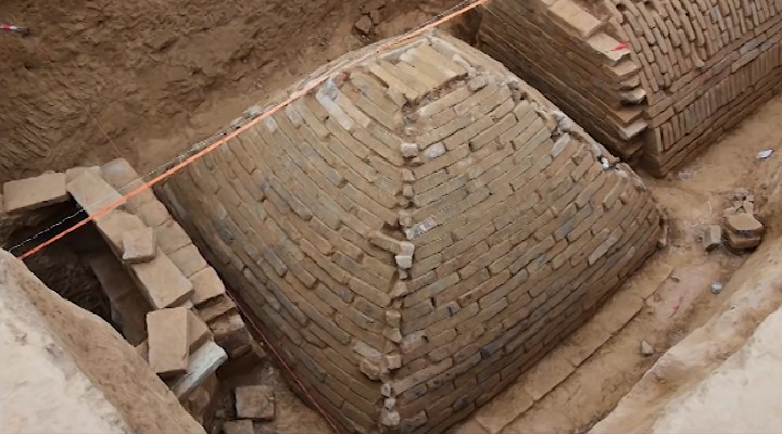 Archäologen fanden in China eine 2.000 Jahre alte "ägyptische Pyramide" im Mini-Format (Bild: YouTube-Screenshot / Varbage)