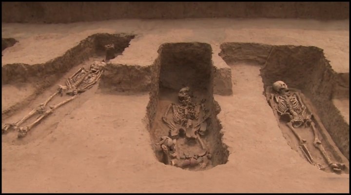 Archäologen fanden in China 5.000 Jahre alte Skelette von Riesen (Bild: YouTube-Screenshot / New China TV)