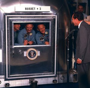 Neil Armstrong Buzz Aldrin und Michael Collins in Quarantäne nach der Mondlandung (Bild: gemeinfrei)