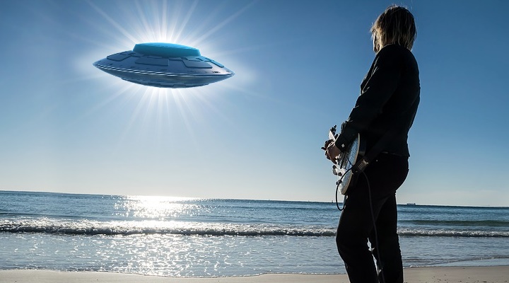 Superstar Robbie Williams will in einer "Alien-Dokumentation" über seine UFO-Erfahrungen berichten (Bilder: gemeinfrei / Montage: Fischinger-Online)