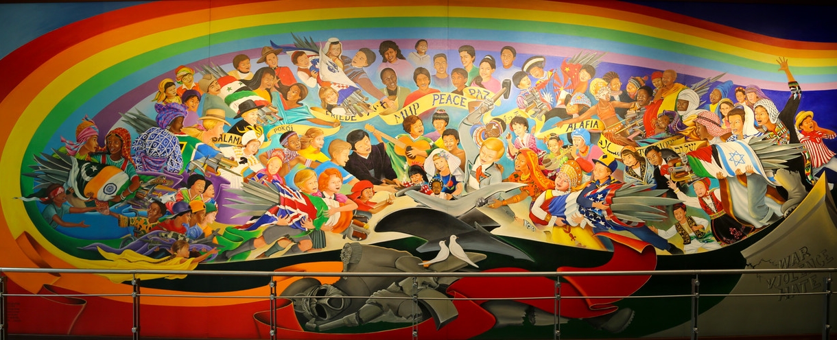 Bild im internationalen Flughafen von Denver: "Die Kinder der Welt träumen vom Frieden" - und die Deutschen (Nazis) wollen die Weltherrschaft! (Bild / Ausschnitt: DAI) 