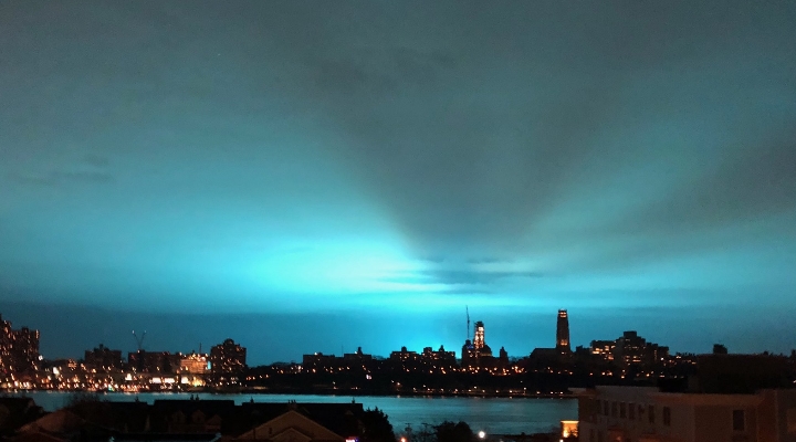 Hellblauer Nachthimmel über New York waren keine Aliens laut New Yorker Polizei (Bild: twitter.com/EdgewaterNJCom)