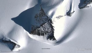 Ist das wirklich eine Pyramide im Eis der Antarktis? (Bild: Google Earth)