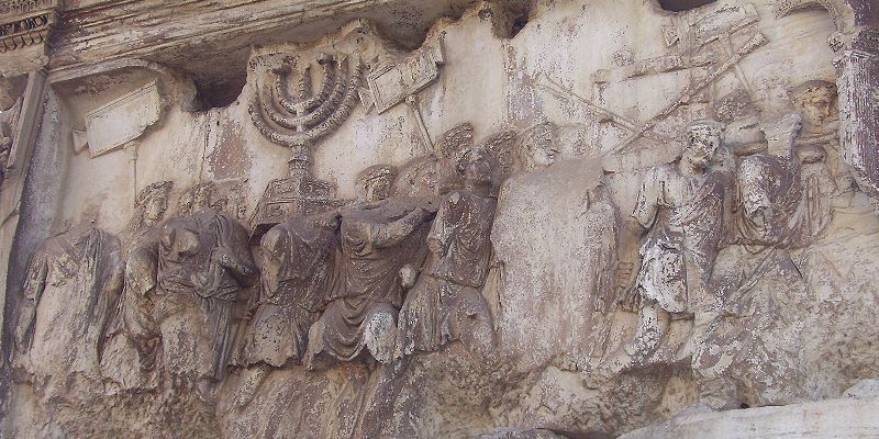 Relief auf dem Titus-Bogen in Rom: römische Soldaten plündern die Schätze des Jerusalemer Tempels (Bild: Fischinger-Online)