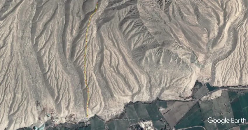 Das "Loch-Band" zieht sich rund 1,5 Kilometer durch Peru (Bild: Google Earth)