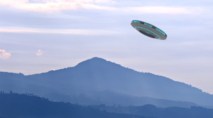 Bereits hunderte UFO-Meldungen in Belgien 2022: Doch ist das wirklich viel? (Bilder: gemeinfrei / Montage: Fischinger)