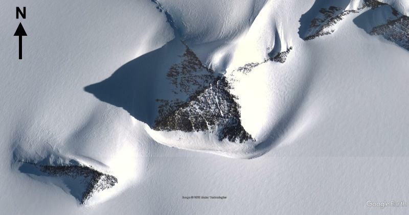 Ist das wirklich eine Pyramide im Eis der Antarktis? (Bild: Google Earth pro)