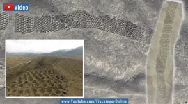 Das "Band der Löcher" in Peru: Bis heute ein 1,5 Kilometer langes Mysterium (Bilder: Google Earth & L. J. Castillo / Montage: Fischinger)