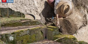 Lasst mich durch, ich bin Archäologe! Ein "sehr, sehr kurioser Fall" eines "Raubgräbers" in Thüringen (Bilder: WikiCommons & envato / Montage: Fischinger)