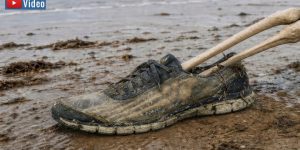 Zahlreiche einzelne Menschenfüße wurden an Pazifik-Ständen der USA und Kanada gefunden (Bild: gemeinfrei/KI / Bearbeitung: Fischinger)